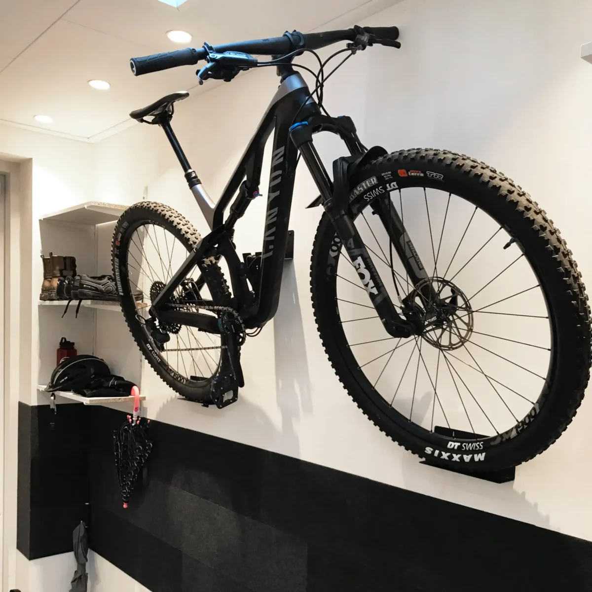 Full suspension MTB op Flowter Pedaalhanger