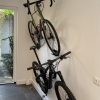 Twee fietsen boven elkaar opgehangen met de Flowter Pedaalhanger