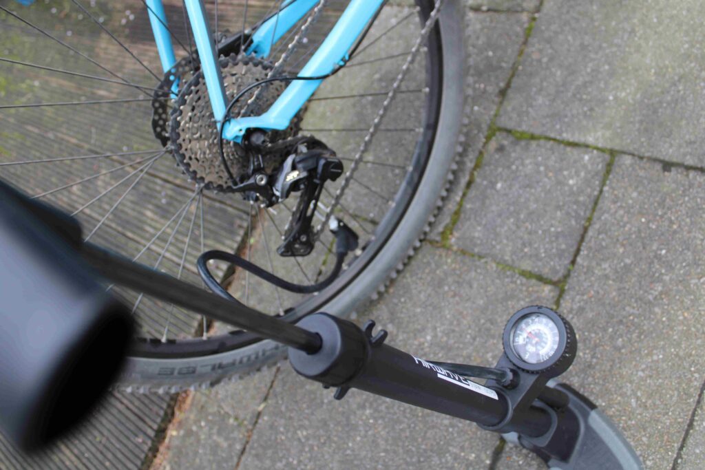 Fietsband van een mountainbike (MTB) oppompen tot 1.6 bar