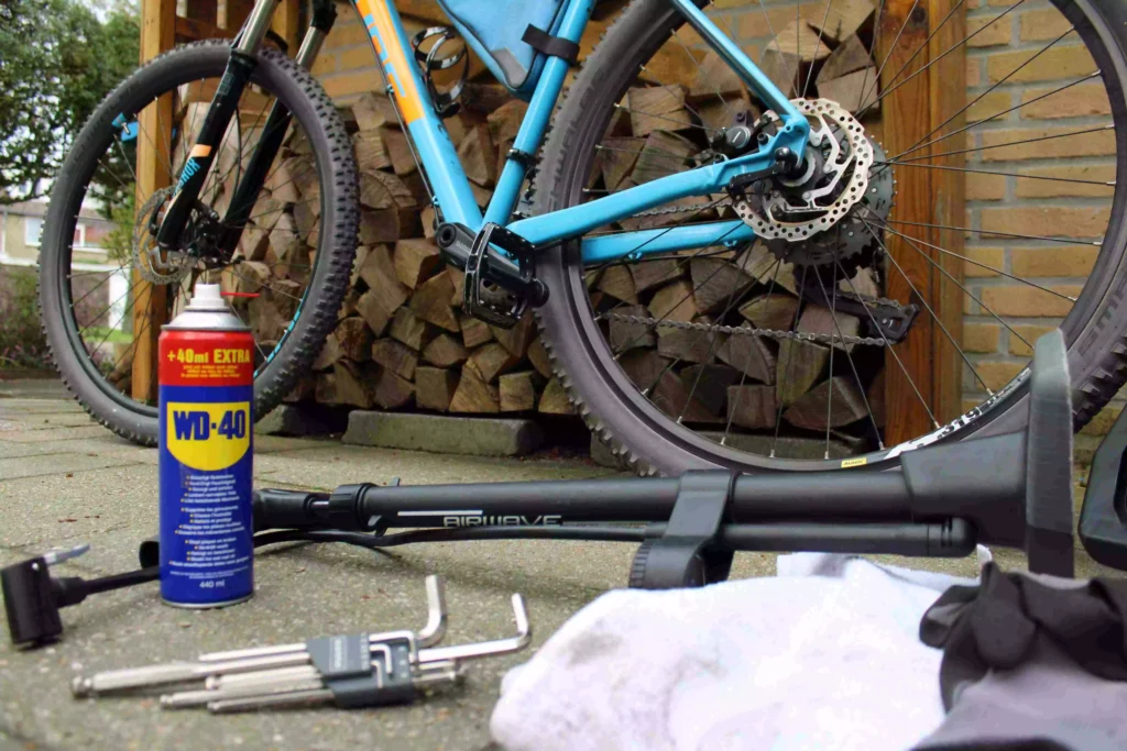 Mountainbike onderhoud tips waarbij meerdere schoonmaak onderdelen ervoor zijn gestald