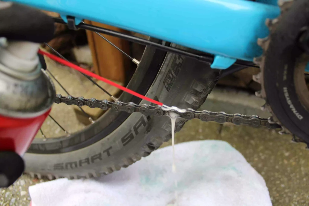 WD40 gebruiken om zo de fiets ketting schoon te maken van een mountainbike